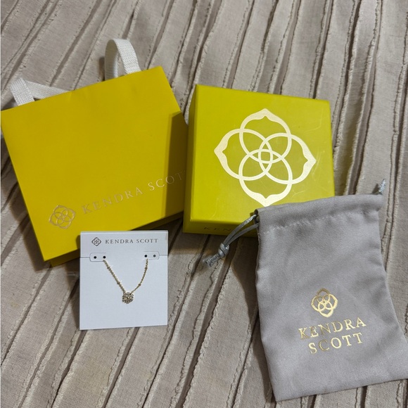 Kendra Scott Mylah Gold Short Pendant Necklace - Picture 4 of 4